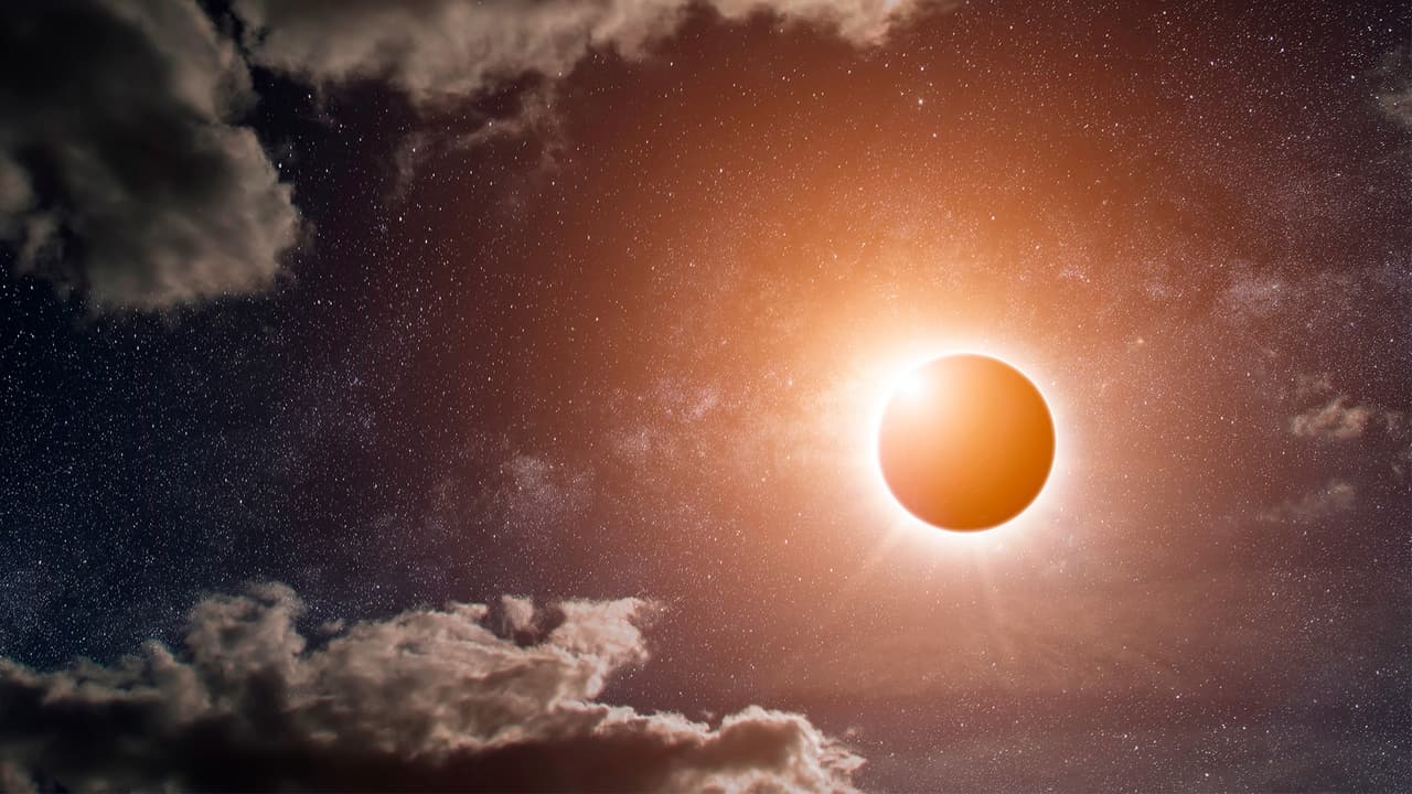 Si no tienes gafas para eclipses, puedes utilizar un método de visualización indirecta, que no implica mirar directamente al Sol. Una forma es utilizar un proyector estenopeico.