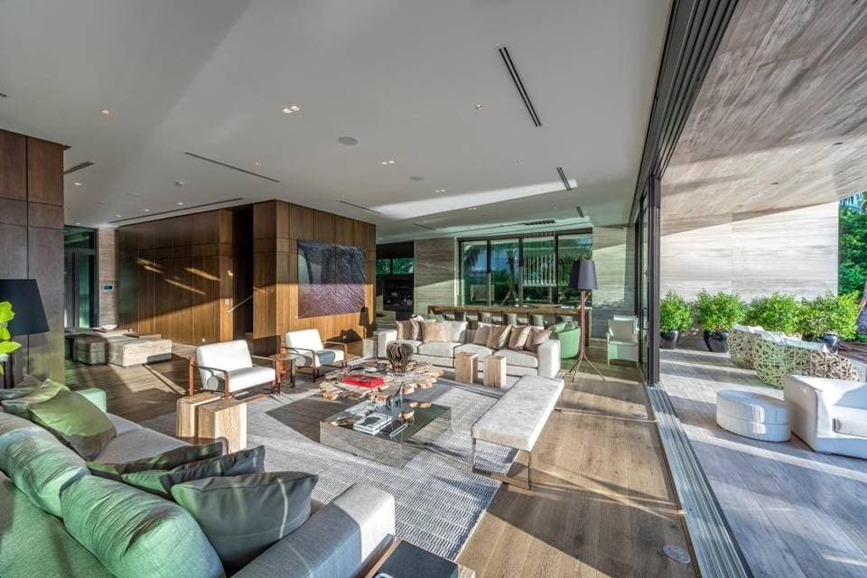 La mansión de 11,500 pies cuadrados está situada en la exclusiva zona de Pine Tree y fue adquirida por un fondo de inversiones.