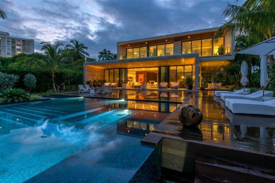 La mansión de 11,500 pies cuadrados está situada en la exclusiva zona de Pine Tree y fue adquirida por un fondo de inversiones.