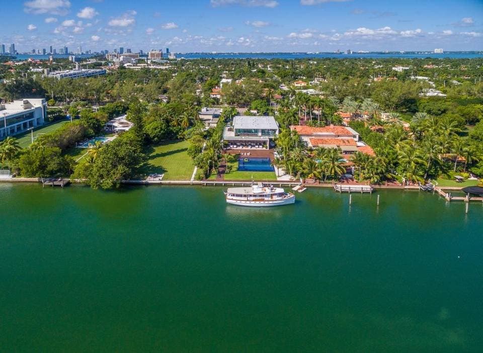 La mansión de 11,500 pies cuadrados está situada en la exclusiva zona de Pine Tree y fue adquirida por un fondo de inversiones.