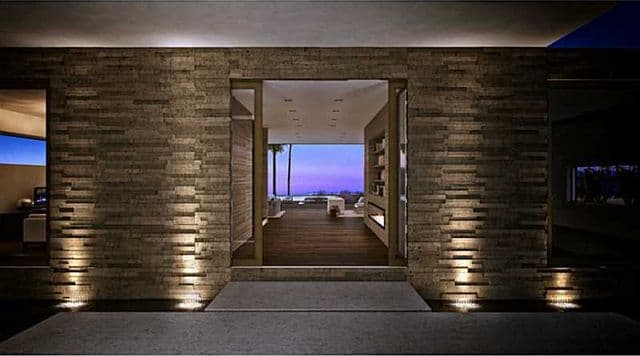 La mansión de 11,500 pies cuadrados está situada en la exclusiva zona de Pine Tree y fue adquirida por un fondo de inversiones.