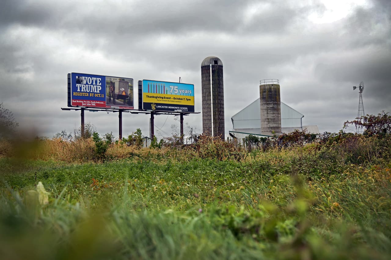 El campo aledaño a Lancaster, donde abundan los avisos llamando a votar por Donald Trump.