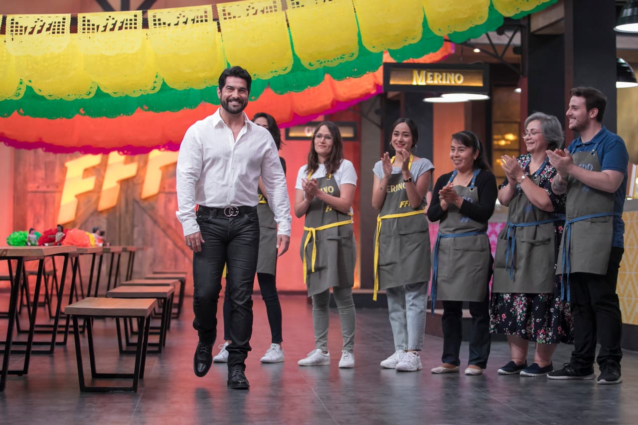 Quienes recibieron con un aplauso al invitado de esta noche: Arturo Carmona.