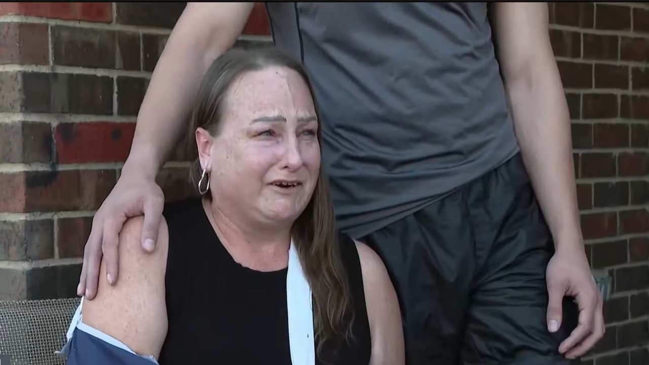 Christina sufrió 
<b>fractura del antebrazo derecho, dislocación de varios dedos y perforación de una arteria</b>, además de desmayos por la pérdida de sangre. 
<br>
<br>Familiares iniciaron una campaña de 
<a href="https://www.gofundme.com/f/help-chrissy-pate-raise-money-for-medical-bills" target="_blank">recaudación</a> para cubrir gastos médicos, mientras que las autoridades buscan a la dueña y al perro implicados en el ataque.