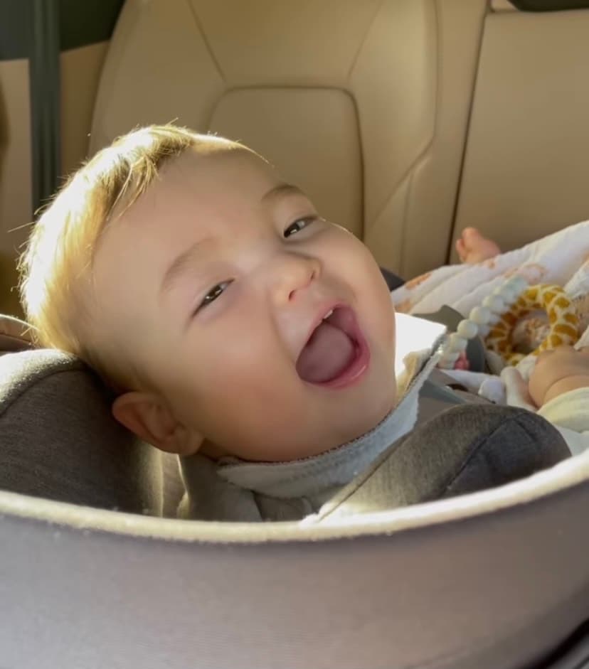 Siempre pendiente de la cámara para poder regalar una sonrisa, Ford muestra lo mucho que ha crecido cerca de cumplir un año de vida junto a sus seres queridos.