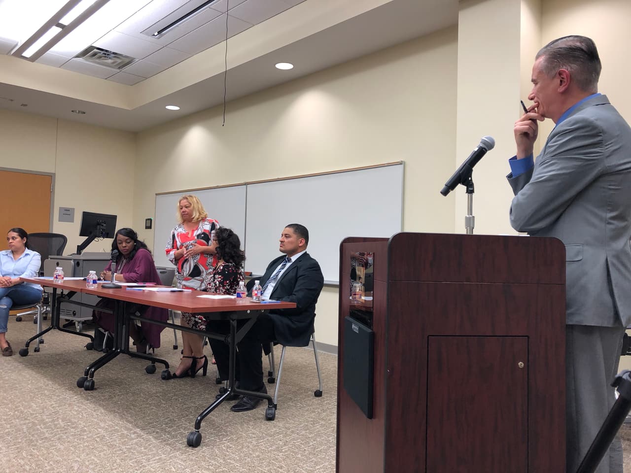 Es la primera vez en que se lleva a cabo un debate para el distrito 5 en español.