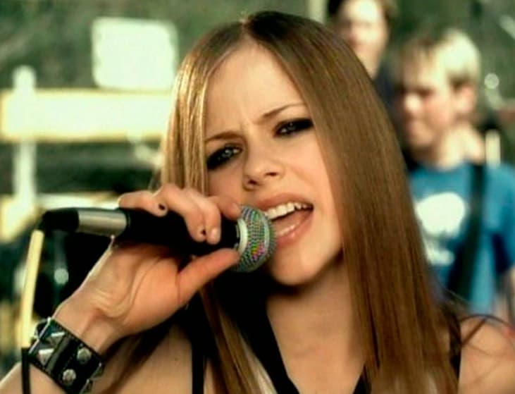 <b>Avril Lavigne</b>
<br>Toda chica deseaba tener el estilo entre callejero y emo de Avril Lavigne, quien al inicio de su carrera se mostraba con mucho delineador en los ojos para hacer más llamativa su mirada.