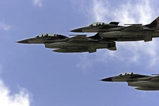 La ofensiva empezó con ataques aéreos, pero podrían ser empleadas otras medidas militares.