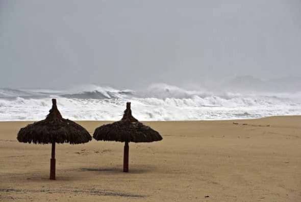 El paso del huracán Odile por las cosas mexicanas de Baja California Sur deja destrucción, evacuaciones y a cientos de casa sin energía eléctrica. Por su parte, el Sistema Meteorológico Nacional (SMN) advirtió que lluvias de muy fuertes a intensas golpearán Baja California Sur durante las próximas horas. Con la información de Univision.com