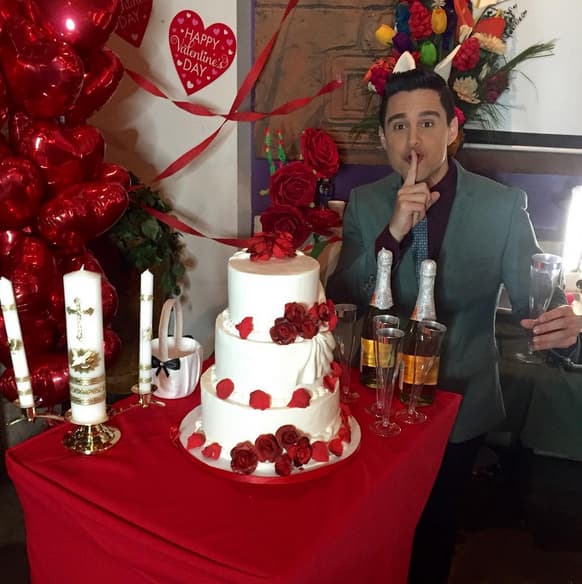 ¡El pastel y las copas para brindar por los esposos!