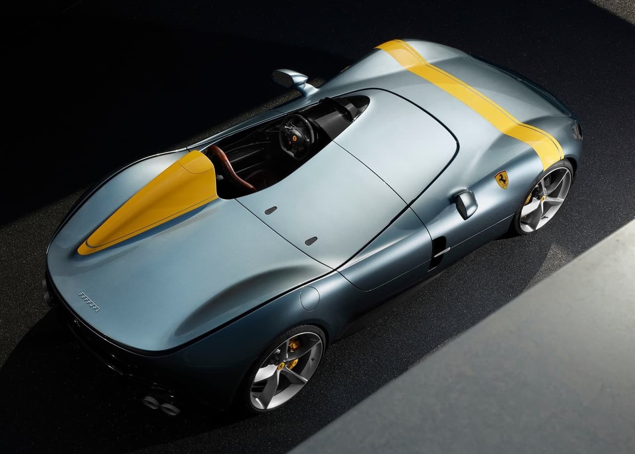 El Ferrari Monza SP1 es un carro deportivo sin techo ni parabrisas inspirado en algunos modelos que la firma italiana produjo en los años 40 y 50, tales como el 750 Monza, 860 Monza y 166 MM.