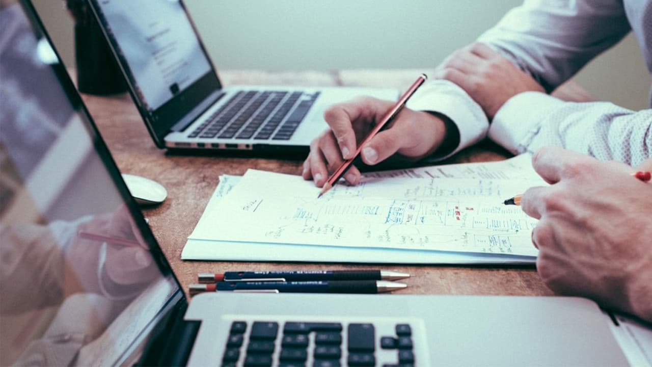 <h3 class="cms-H3-H3"><b>¿Qué puedes hacer si no recibes el incremento al salario mínimo? </b></h3>
<br>En caso de que tu empleador 
<b>no haga efectivo el incremento</b> en el salario mínimo, debes comunicarte a la 
<b>Oficina de Estándares Laborales al 312-774-2211</b> o a través del correo: 
<a href="mailto:bacplaborstandards@cityofchicago.org">bacplaborstandards@cityofchicago.org</a>