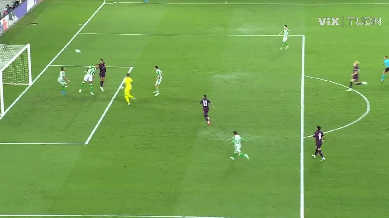 ¡Se salva el Betis! Valles regala el balón pero André Silva la manda al poste