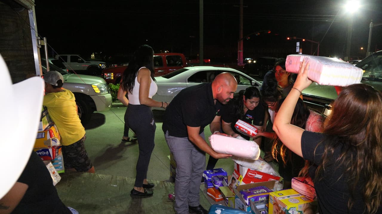 Así fue la entrega de ayudas por 'El Bueno, La Mala y El Feo' en Port Arthur, una de las localidades más afectadas por el huracán Harvey.