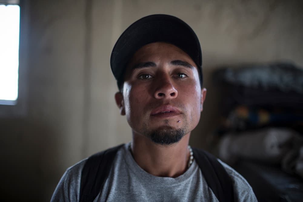 Raúl lleva casi dos años en Ciudad Juárez, desde que lo deportaron la última vez. Aunque ha trabajado en alguna maquiladora, ahora no tiene empleo formal. Gana un dinero limpiando carros en un semáforo y se acerca a comer algunos días a un comedor público cristiano en el que leen textos religiosos antes del almuerzo.