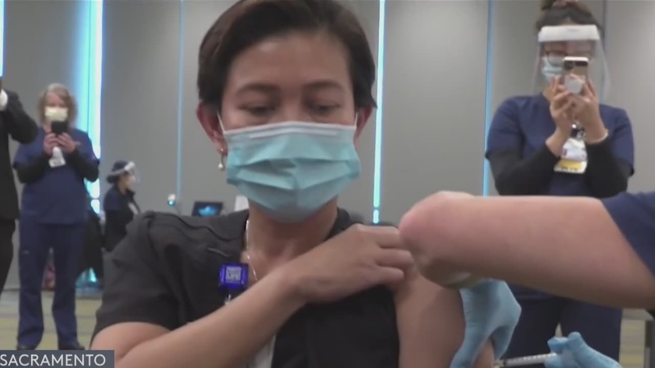 UC Davis Medical Center dijo que planean vacunar a cientos de personas diario, y que recibirán más vacunas la próxima semana.