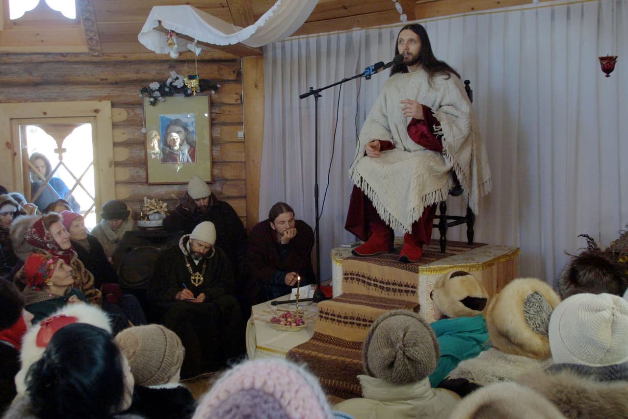 De acuerdo con el Daily Mail, Torop tiene seis hijos y dos esposas,
<b>una de las cuales se casó con él a los 19 años, después de haber vivido con él desde los 7.</b> Durante sus sermones, el líder se sentaba en una silla elevada, mientras el resto de sus fieles lo escuchan atentamente.
<br>