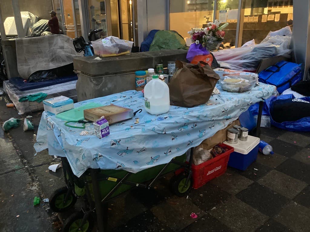 Migrantes deben dejar su comida a la intemperie.