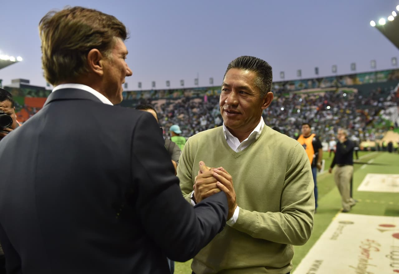 El saludo entre Hernán Cristante (izquierda) e Ignacio Ambriz previo al silbatazo inicial.
