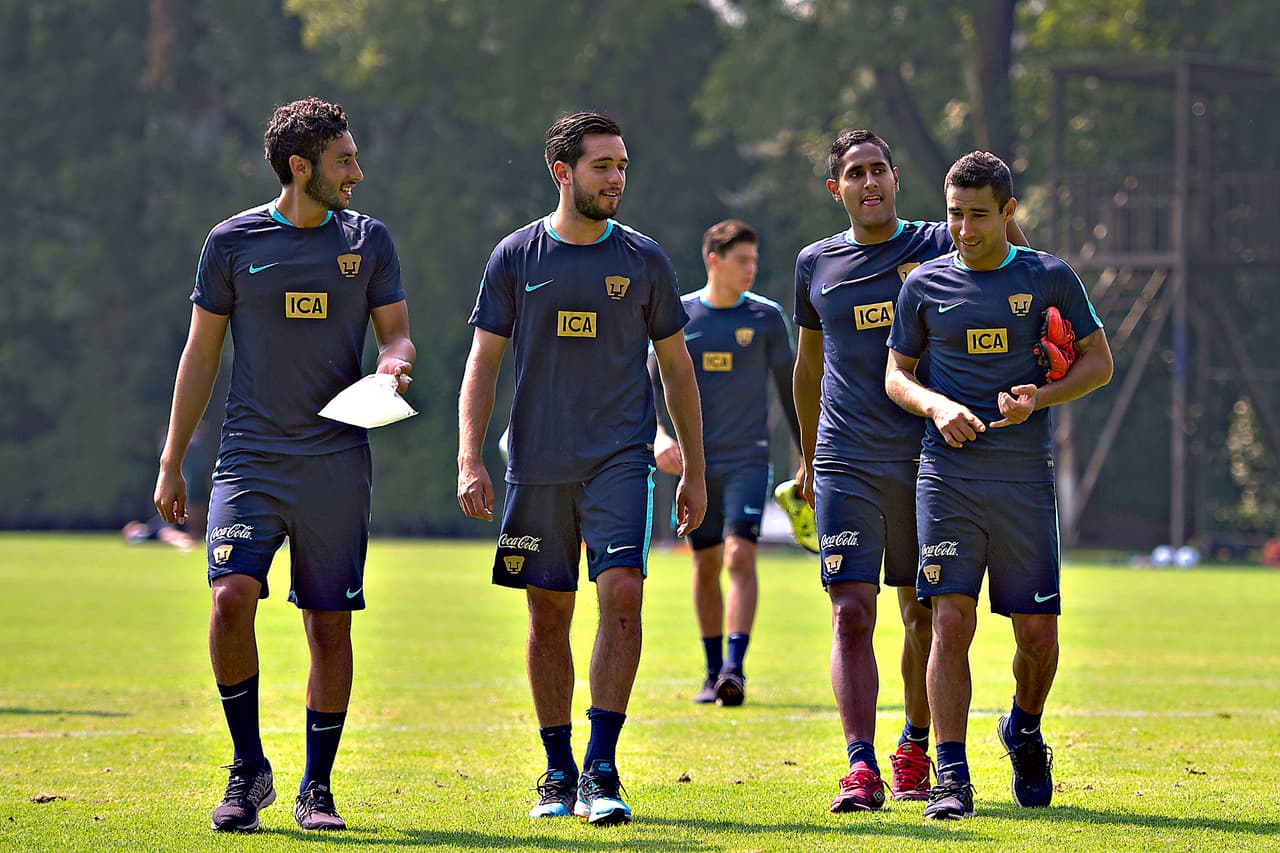 Action photo during Pumas UNAM training in the Apertura 2015 Liga Bancomer MX. Foto de accion durante el Entrenamiento del Equipo Pumas UNAM durante el Torneo Apertura 2015 de la Liga Bancomer MX, en la foto: (i-d) Luis Quintana, David Izazola y Luis Fuentes de Pumas 18/11/2015/MEXSPORT/Javier Ramirez