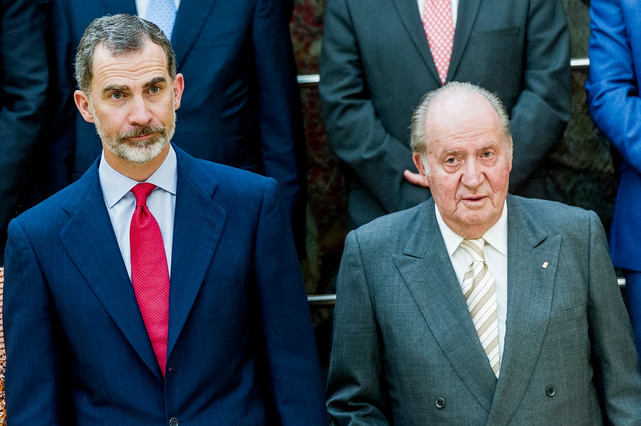 Su hijo, Felipe VI, fue proclamado rey el 19 de junio de ese mismo año y 
<a href="https://www.univision.com/noticias/noticias-del-mundo/tras-la-abdicacion-de-juan-carlos-espana-tendra-dos-reyes">Juan Carlos</a> se convirtió en rey emérito de España.