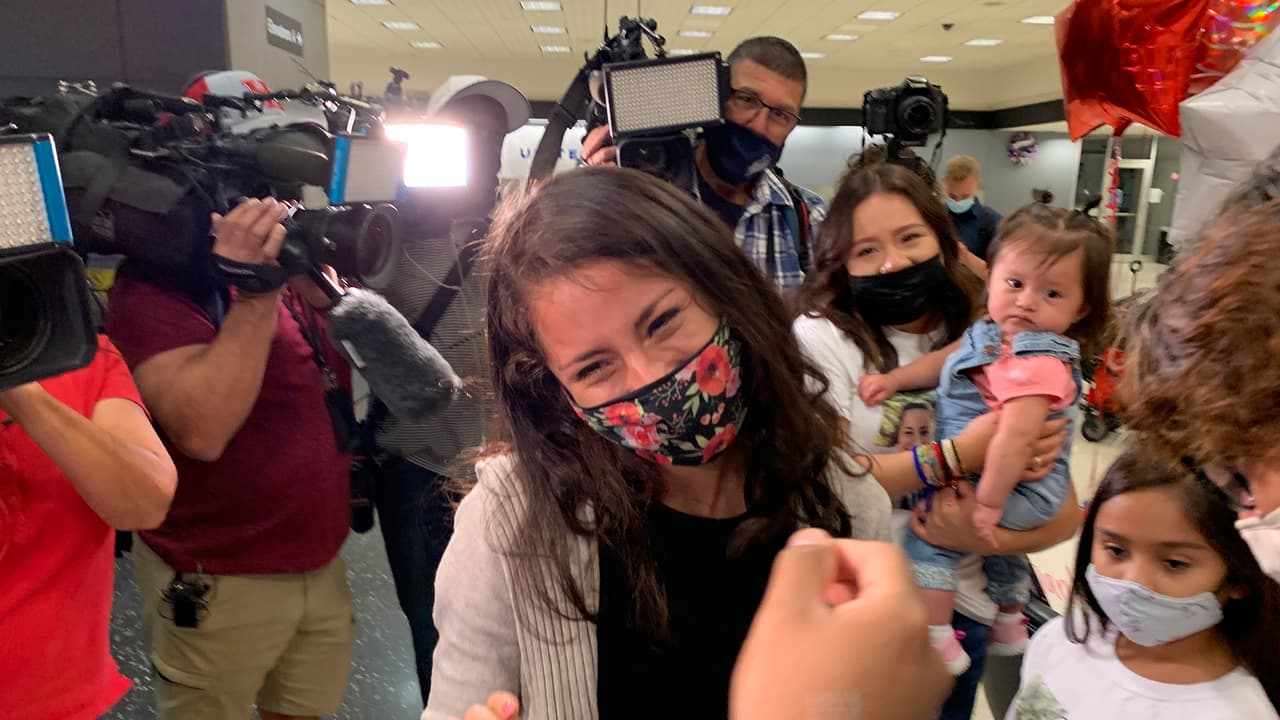 Pero fue mal asesorada por un abogado y en su entrevista con un agente de migración en 
<a href="https://www.google.com/maps/place/Ciudad+Ju%C3%A1rez,+Chihuahua,+Mexico/@31.6538179,-106.5890226,11z/data=!3m1!4b1!4m5!3m4!1s0x86e75ecb3d0b329d:0xb196100549c7974!8m2!3d31.6903638!4d-106.4245478?hl=en" target="_blank">Ciudad Juárez,</a> en el estado mexicano de Chihuahua le notificaron que no podía regresar a Estados Unidos porque le habían impuesto un castigo por 10 años.