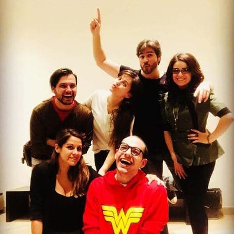 Actualmente Violeta se encuentra en grabaciones de la telenovela 'Mi marido tiene más familia', proyecto donde comparte créditos con Daniel Arenas, uno de los productores de 'Crea tu cuento, la obra' donde también participa Isfel.