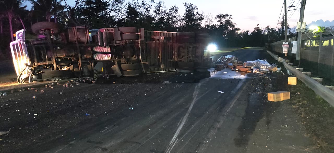 Camión volcado en la PR-28