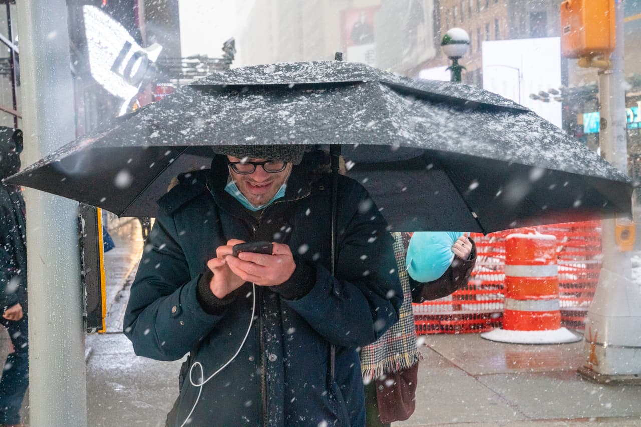 De acuerdo con el Servicio Meteorológico Nacional las mayores precipitaciones están todavía por ocurrir en los próximos días. En la imagen, un hombre pasea por Nueva York.