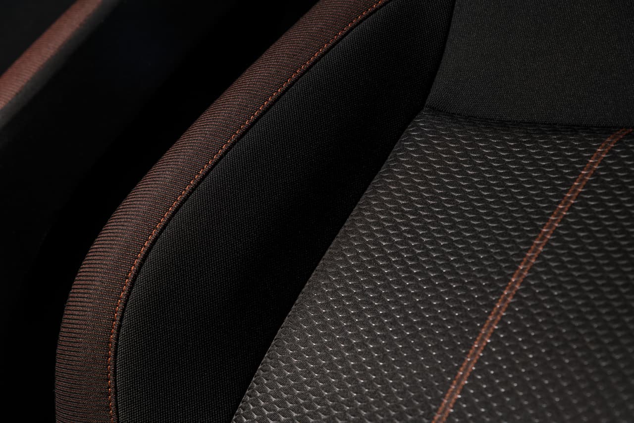 Entre los opcionales: calefacción para los asientos delanteros, aire acondicionado automático, Apple CarPlay y Android Auto.