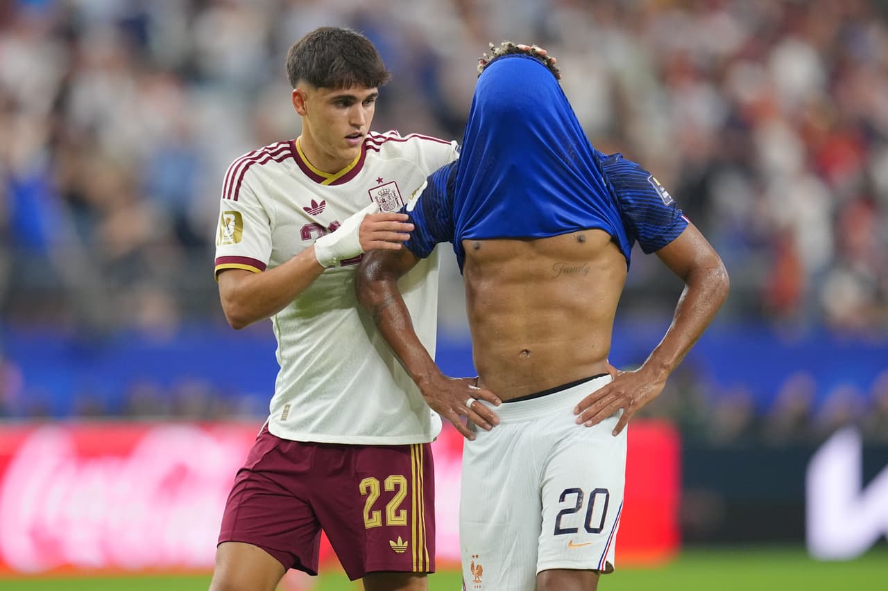 El español Pau Cubarsí consuela al francés Désiré Doué después de que España derrotara a Francia en un partido de semifinales de la Copa del Mundo de fútbol en Arlington, Texas, cerca de Dallas, el martes 14 de julio de 2026.