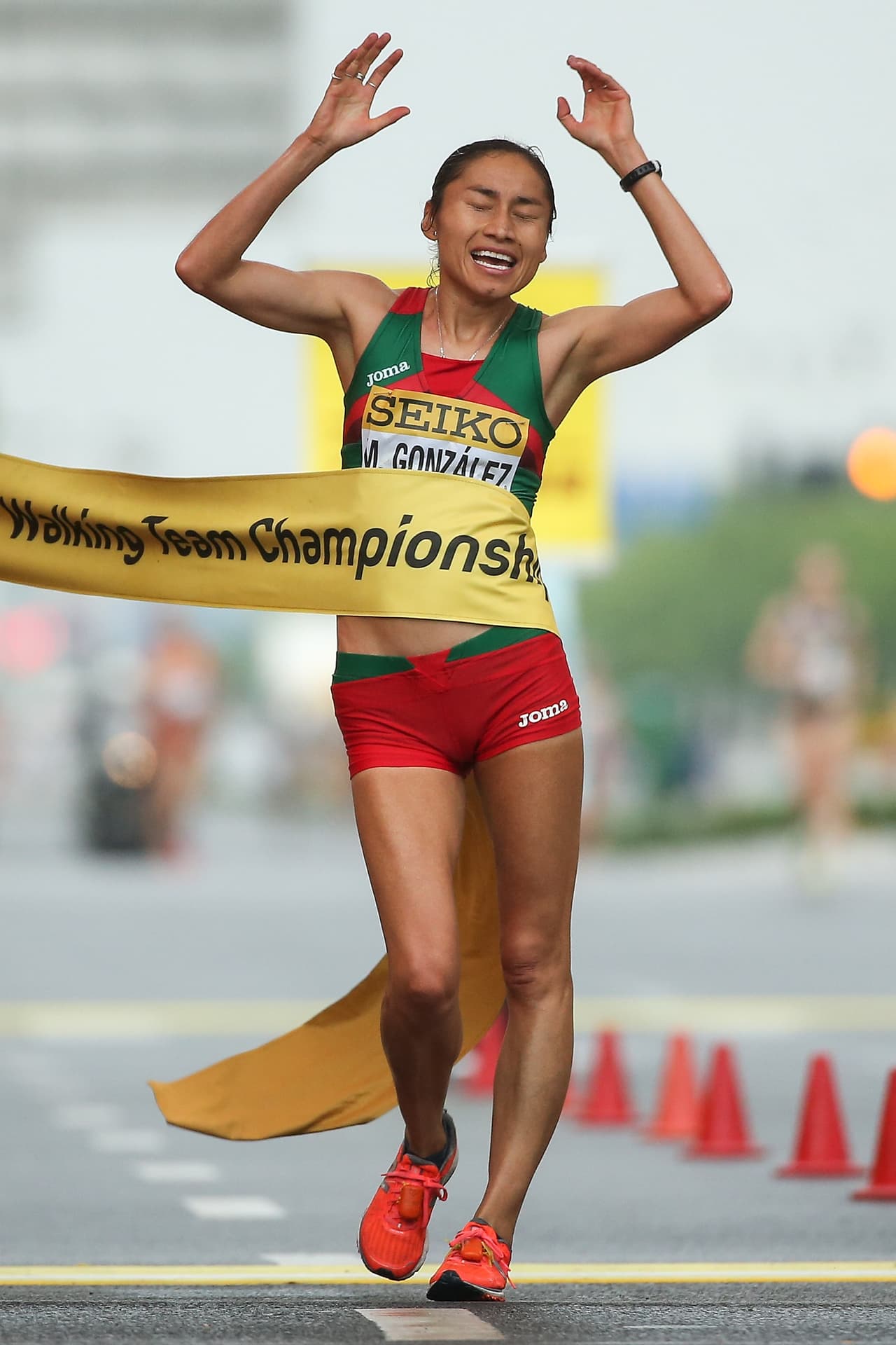 Y ese sueño de poner en lo más alto del podio a México en este Mundial de Marcha fue como la gloria, reflejada en una cinta en la meta, abrazo su cuerpo para dar el grito silencioso de campeona.