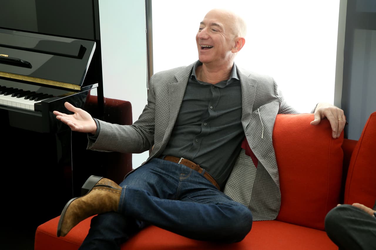 <b>Jeff Bezos</b>, fundador y CEO de Amazon. Con el
<a href="https://www.univision.com/noticias/dinero/jeff-bezos-es-mas-rico-que-nunca-la-primera-persona-en-la-historia-en-tener-mas-de-200-000-millones">alza en las acciones de su compañía esta semana</a>, desde la tarde del miércoles 27 de agosto tiene una riqueza de 204,600 millones de dólares. Impulsadas por el cambio en los hábitos de consumo que resultó de la propagación del
<b><a href="https://www.univision.com/temas/coronavirus">covid-19</a></b> las acciones de Amazon han subido casi un 80% desde enero. El patrimonio neto de Bezos, que era de aproximadamente 115,000 millones de dólares, casi se duplicó en lo que va de 2020.