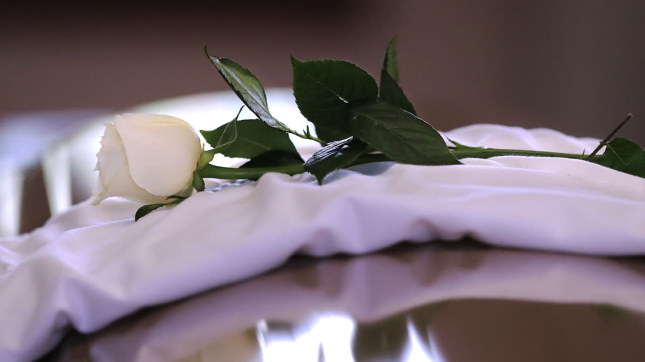 El dinero se otorgará a familias que tuvieron una pérdida de algún pariente, luego del 20 de enero del 2020. La asistencia federal está limitado a un máximo financiero de $9,000 y un máximo de $35,000 por solicitud. FEMA también indicó que si varios individuos contribuirán a los gastos del entierro, deben estar bajo una solicitud como solicitante y co solicitante.