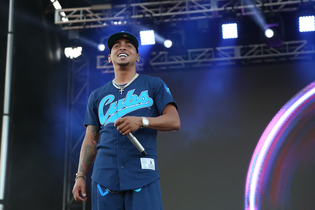 Ozuna llegó con una 'Vaina Loca' y mientras se veía el atardecer en 'East Beach', cantó muchos de sus grandes éxitos y puso a bailar al público.