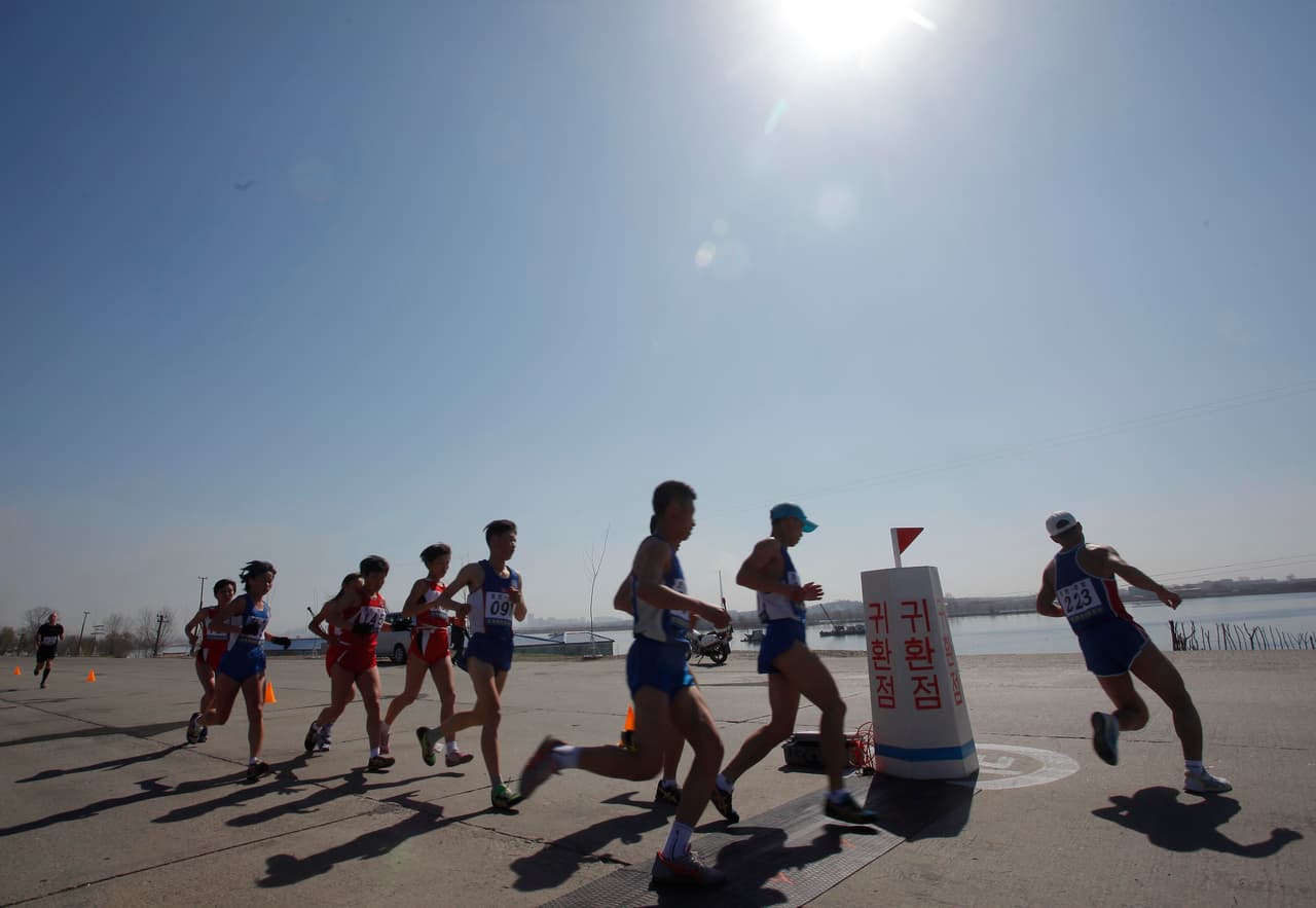El comité organizador del evento informó que la convocatoria maratónica logró atraer a “cientos de turistas” que vitorearon a los participantes en calles y avenidas.