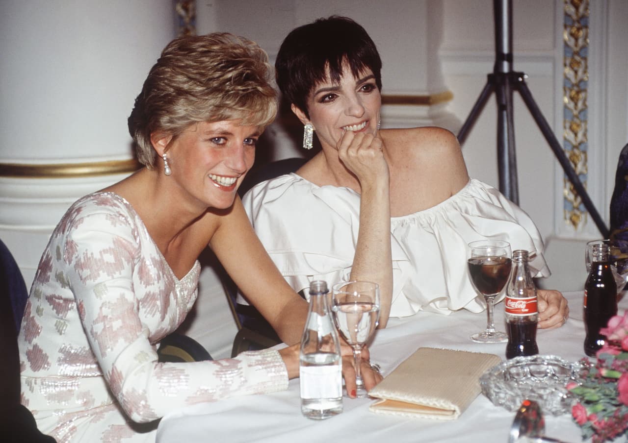 "Me la presentaron por primera vez cuando fue atrás del escenario tras un concierto que hice en Londres. Luego nos topamos en los estrenos o eventos donde ella era la invitada de honor", contó la hija de la también legendaria actriz Judy Garland. 
<br>