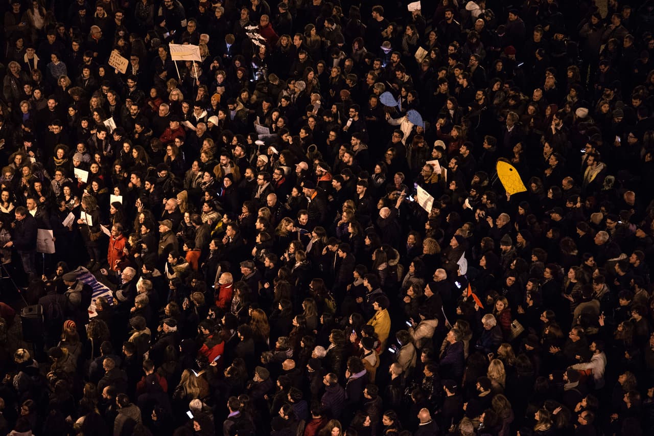 Muchos de los que participan en el movimiento de la sardina reconocen que no existe un grupo que pueda hacerle frente a Salvini y la Liga en su explotación del sentimiento nacionalista.