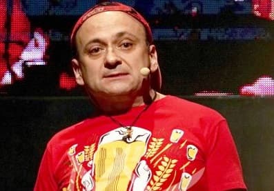 <b>Eduardo España</b> fue uno de los primeros famosos en reaccionar en Twitter.