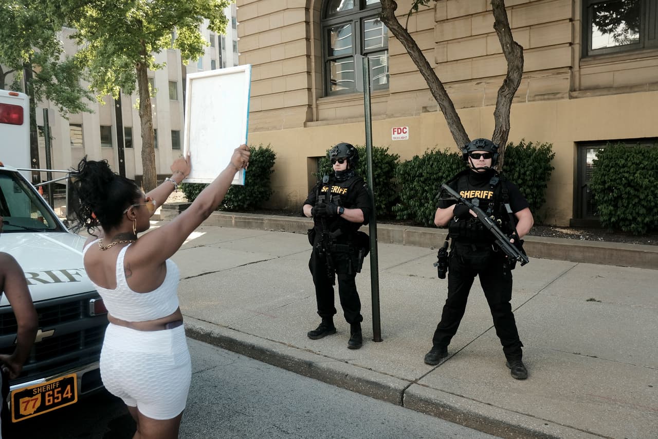 Para el presidente de la organización de defensa de derechos civiles (NAACP), Derrick Johnson, esta muerte es un "asesinato". "Este hombre negro fue asesinado (...) por una posible infracción de tráfico. Esto no pasa con la población blanca en Estados Unidos", dijo Johnson.
<br>