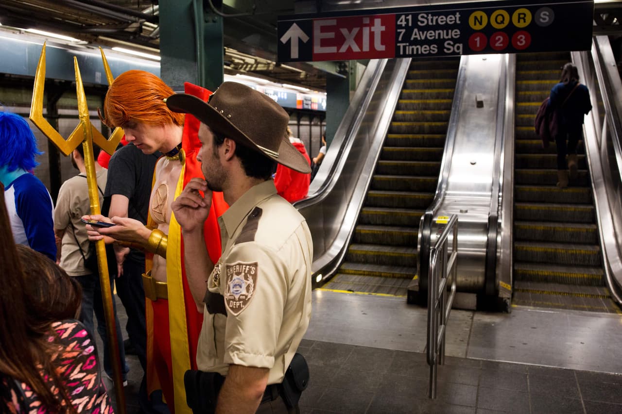 Disfrazado del alguacil Daimon Hellstrom, pero no "en personaje". Por eso no incauta a ese poderoso tridente, sino espera el tren en la estación de Times Square, en Manhattan, tras haber disfrutado Comic Con.