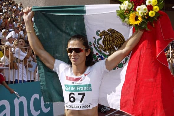 La velocista mexicana Ana Gabriela Guevara tiene entre sus logros haber ganado 13 medallas de oro en diversas competencias a lo largo de su carrera. Es considerada una de las mujeres más veloces del mundo desde que logró conquistar en 2003, los 300 metros planos en 35.30 segundos, récord mundial aún no superado.