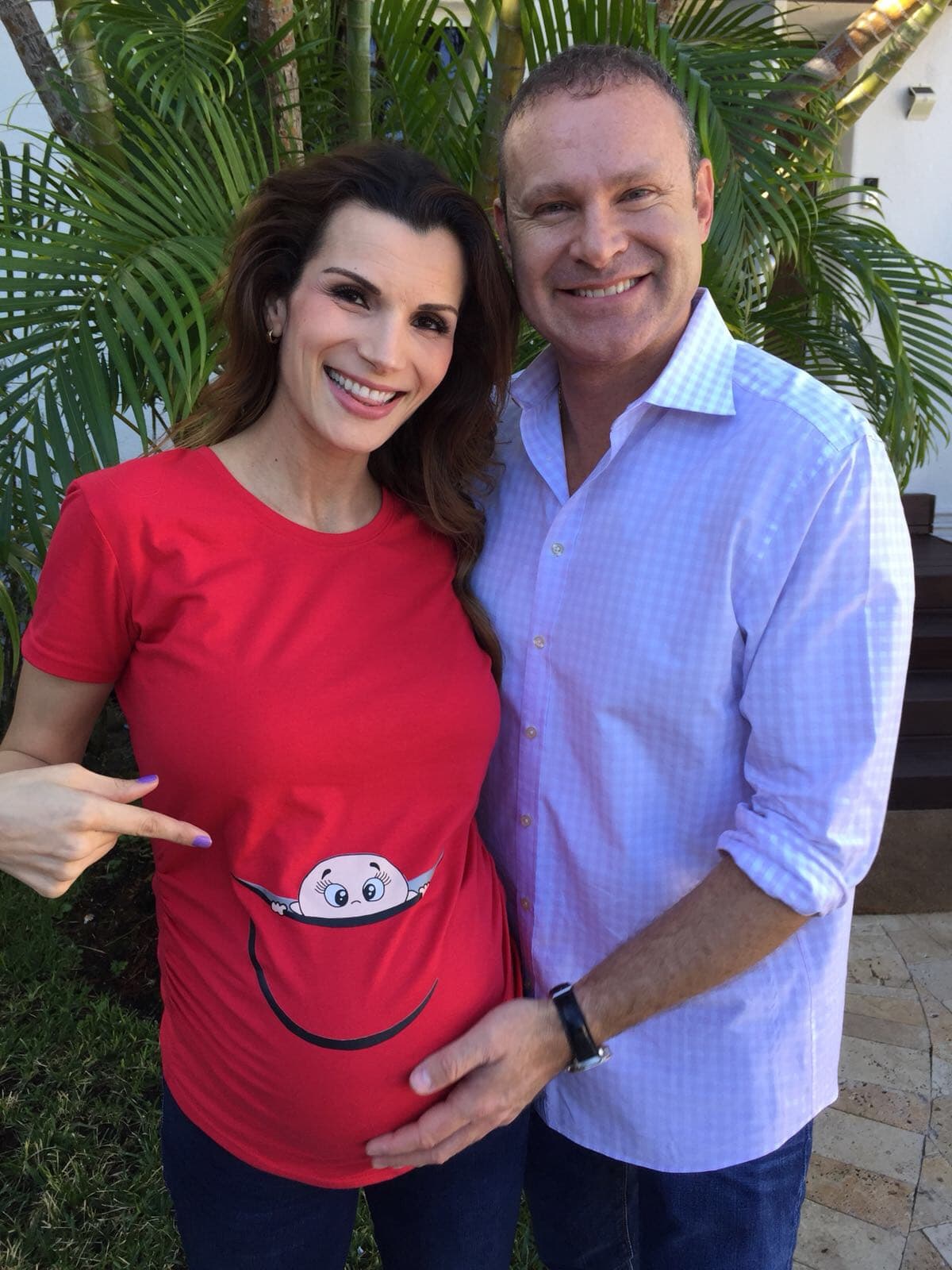 El pasado viernes 16 de febrero, Alan Tacher y su esposa Cristy Bernal le dieron la bienvenida a su segundo hijo (el quinto para el conductor).