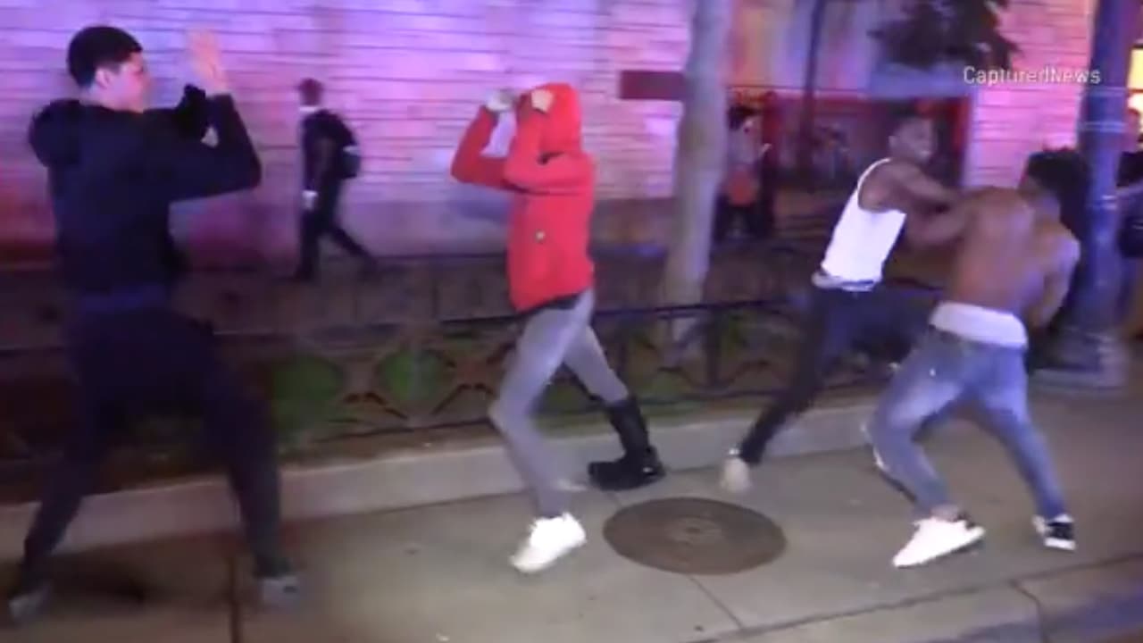 Mientras tanto, en la zona del restaurante, donde los 
<b>paramédicos atendían a los heridos</b>, 
<b>se desató una pelea a puños </b>entre varias personas. 
<br>Las autoridades no informaron si hubo heridos o detenidos por la pelea.