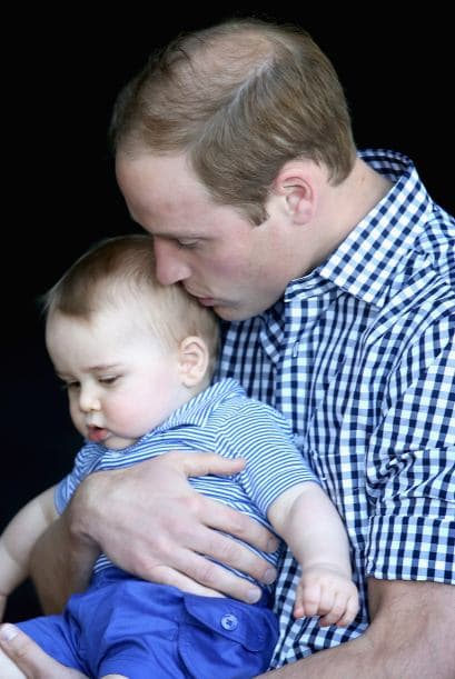 Y aunque los felices padres siempre se muestran muy atentos con su pequeñito en esta ocasión los fotógrafos lograron captar un momento único en el que William besa amorosamente a su hijo.