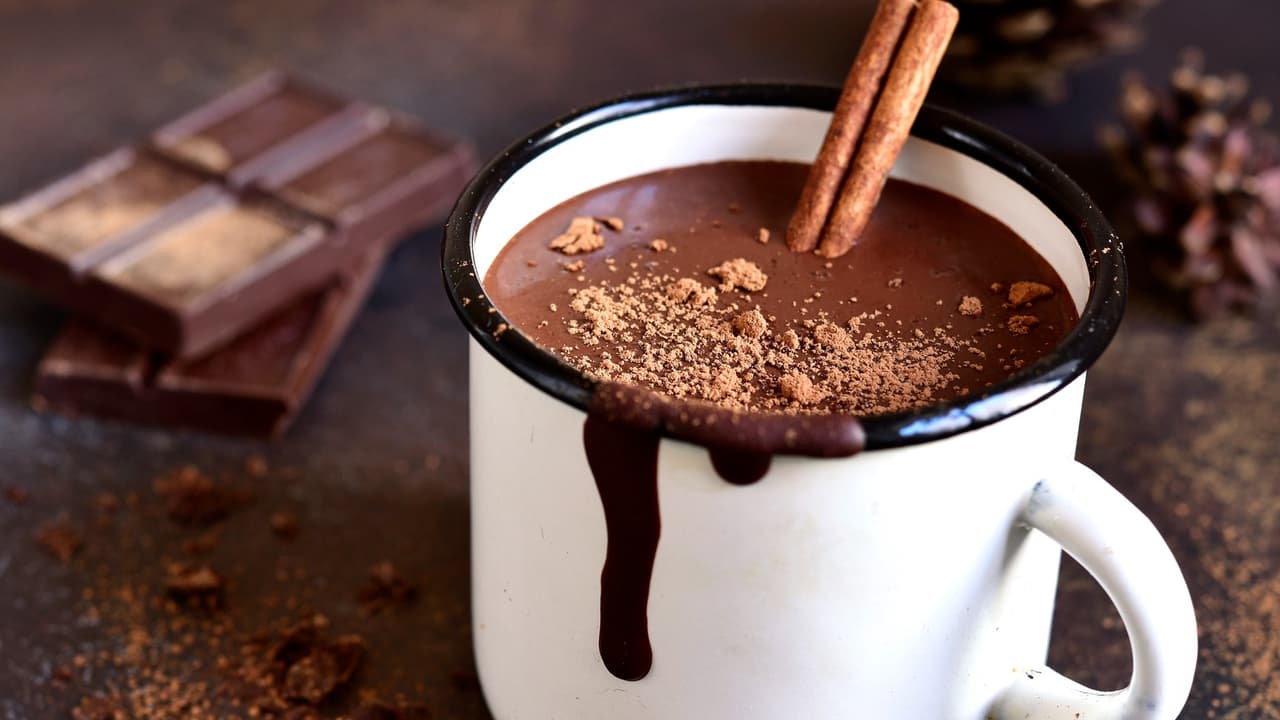 Choconhaque: versão alcoólica do chocolate quente esquenta ainda mais em dias frios
