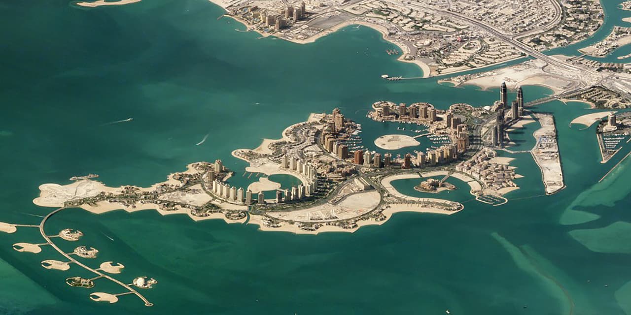 <b>La tierra ganada al océano en Qatar. </b>El Pearl-Qatar es una isla artificial que se extiende desde el extremo norte hasta las aguas poco profundas del Golfo Pérsico en Doha, la capital del país. Edificios de apartamentos de gran altura rodeados por lagunas suman una gran cantidad de propiedades inmobiliarias de lujo en la playa.