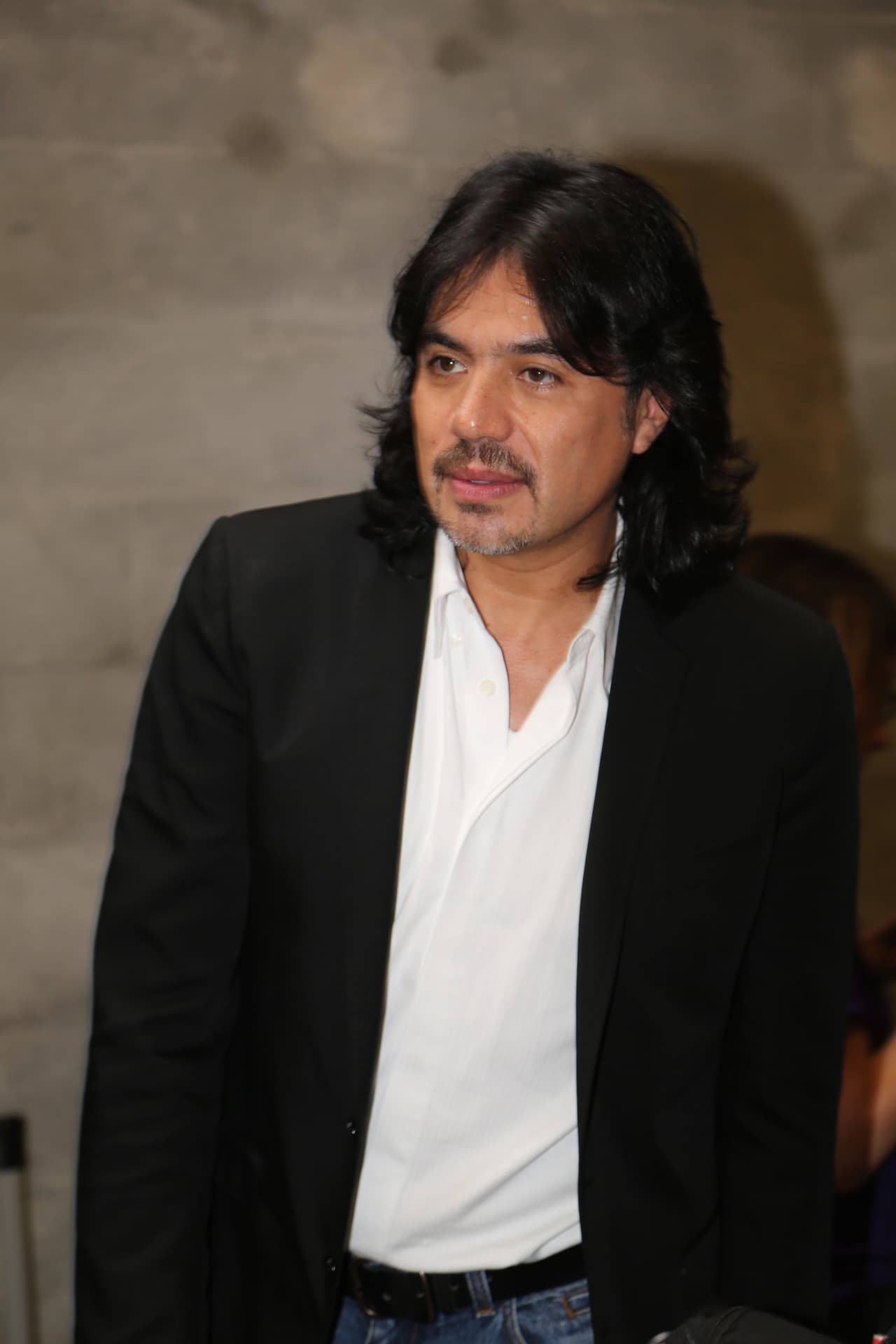 "Ha nacido una situación muy bonita en torno a la amistad que hemos tenido, Verónica. Quiero decirte, los regalos materiales son muy bonitos, pero me inspiraste algo muy padre también", aseguró el músico.