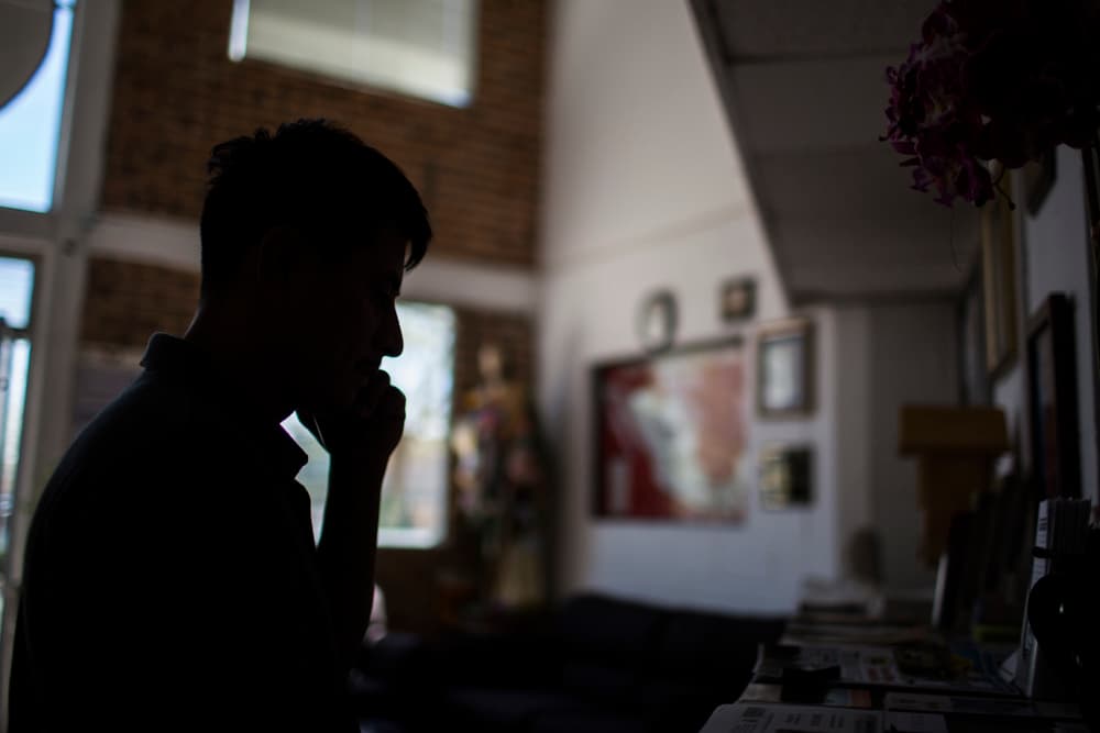 Freddy recibe una llamada de una amiga que vive en Estados Unidos y le cuenta que todavía no ha podido contactar a su esposa para decirle que está en Ciudad Juárez. Llevan casi una semana sin hablar; él no tiene celular, pero puede recibir llamadas en el albergue católico.