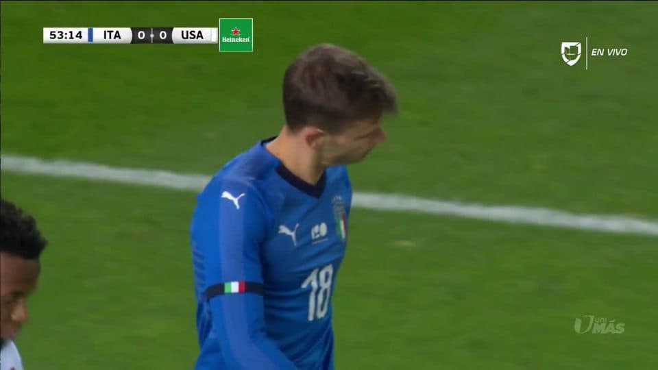 Tiro desviado de Nicolò Barella